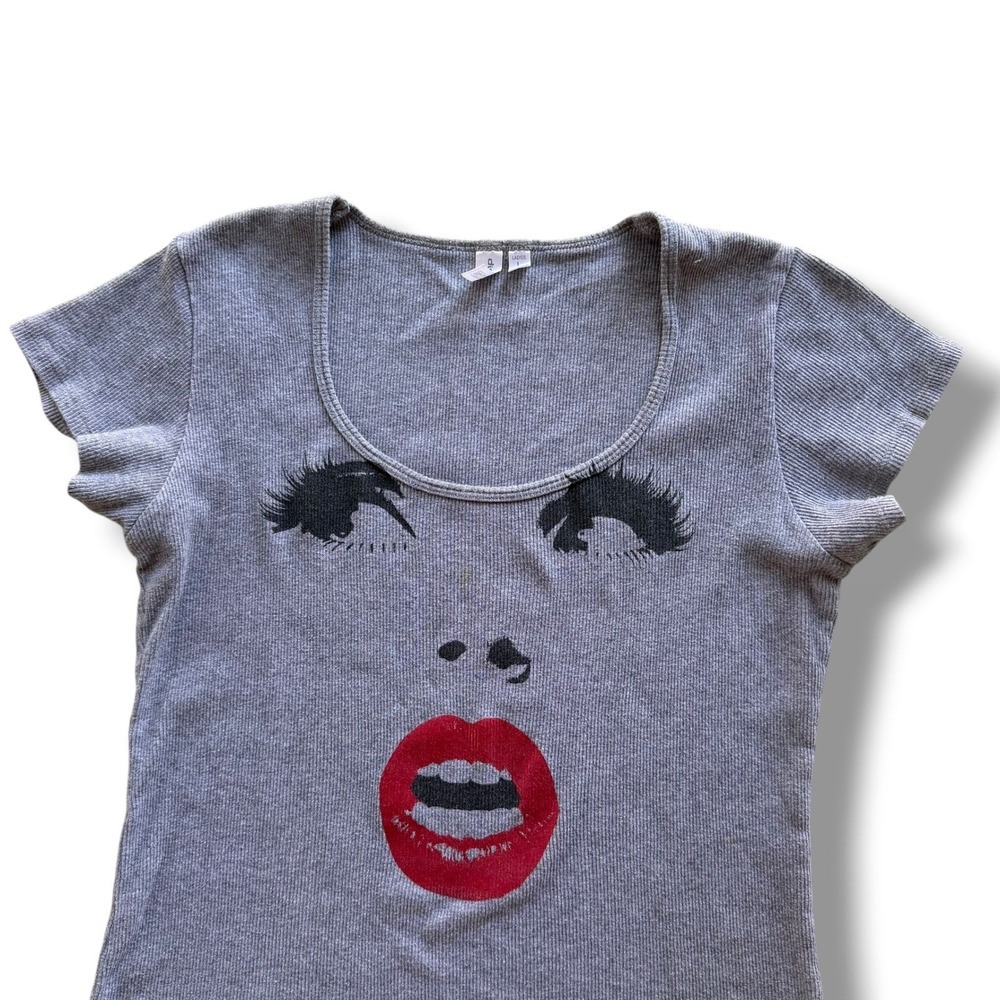 District Threads Women's L Gray Ribbed Graphic Red Lips Face T-Shirt‎ Preppy Y2K